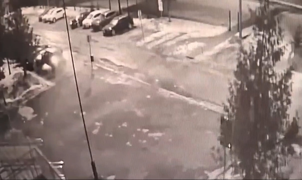 Niebezpieczne zdarzenie przed komendą - kierowca zatrzymany