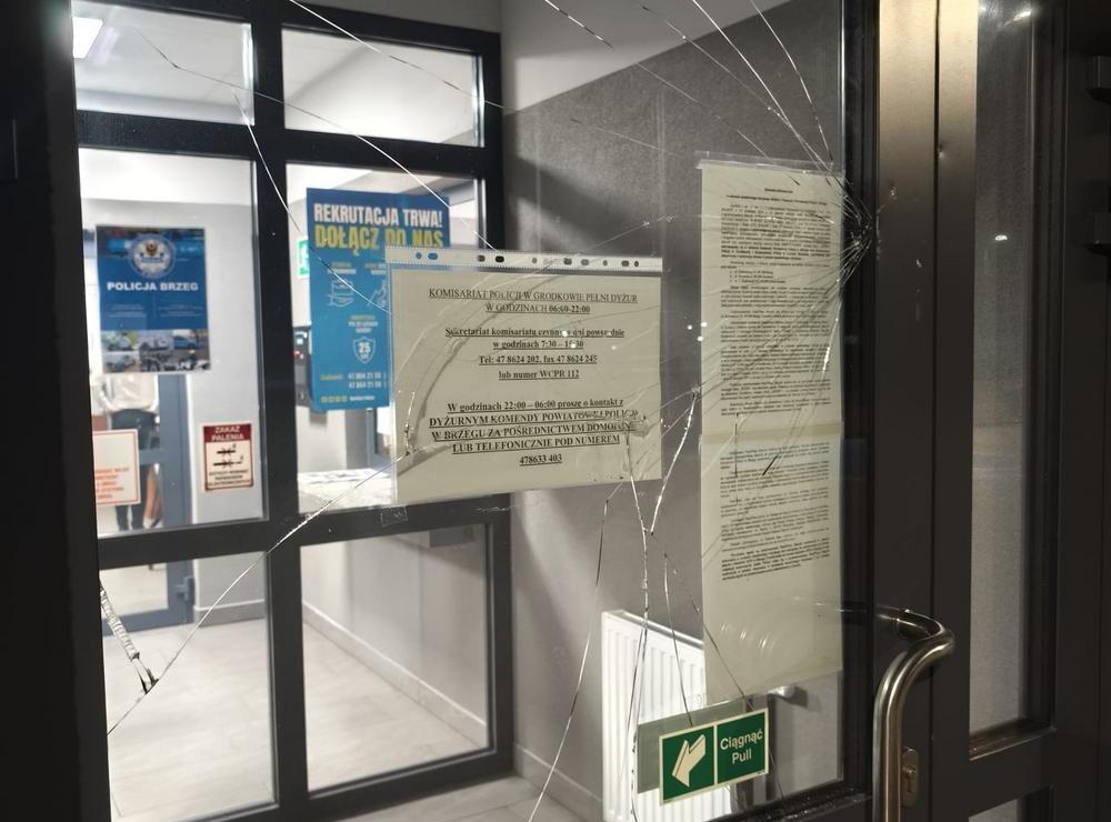 Odpowie za zniszczenie drzwi w komisariacie i znieważenie policjantki