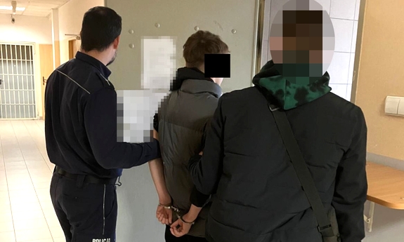 Policjanci zatrzymali 15-latka i dwóch 17-latków podejrzanych o oszustwa na policjanta