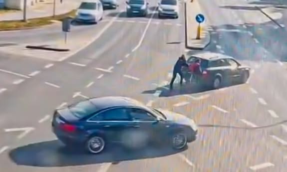 Zielonogórska policjantka pomogła kierującej podczas awarii na skrzyżowaniu