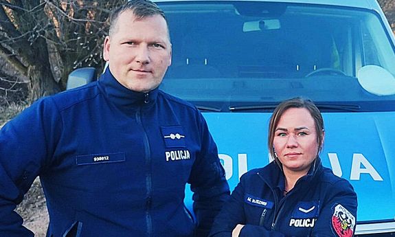 Czujni także po służbie. Policyjne małżeństwo z Wałbrzycha uratowało mężczyznę z płonącej łąki