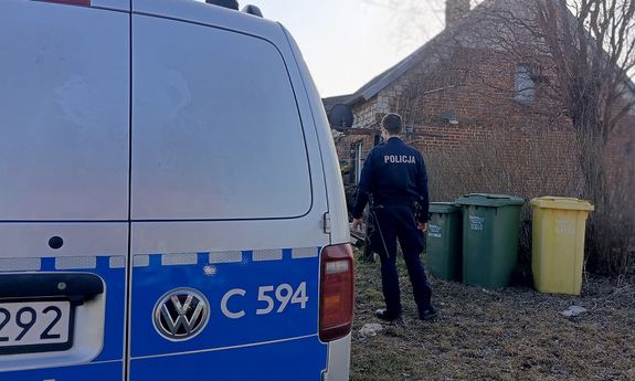 Policjanci z Wąbrzeźna uratowali mężczyznę z pożaru