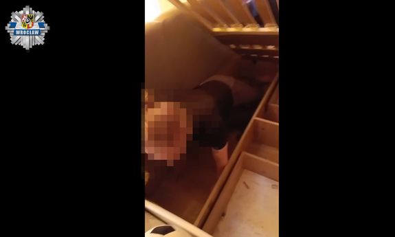 Wrocławscy policjanci wyważyli drzwi i zatrzymali m.in. poszukiwaną kobietę, która ukryła się przed nimi w skrzyni łóżka
