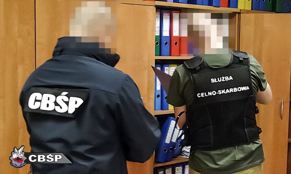 Akt oskarżenia przeciwko 13 osobom - fikcyjny obrót sprzętem elektronicznym