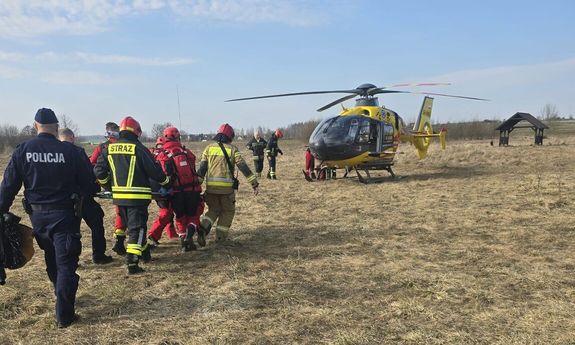 Skrajnie wychłodzony mężczyzna leżał na tafli jeziora. Z pomocą ruszyli policjanci
