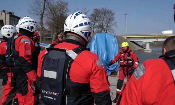 Policjanci doskonalili umiejętności w ratownictwie wodnym w warunkach zimowych