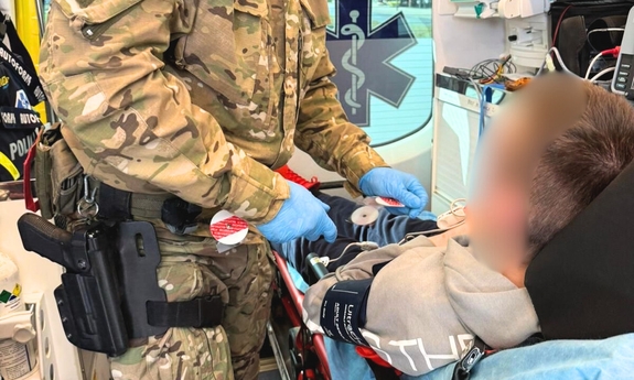 Szybka reakcja policjantów uratowała zdrowie nastolatka