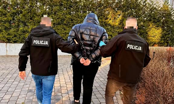 42 zatrzymanych w sprawie ataku w Kościerzynie – policjanci zabezpieczyli odzież, maczety, kije bejsbolowe i znaczną kwotę pieniędzy