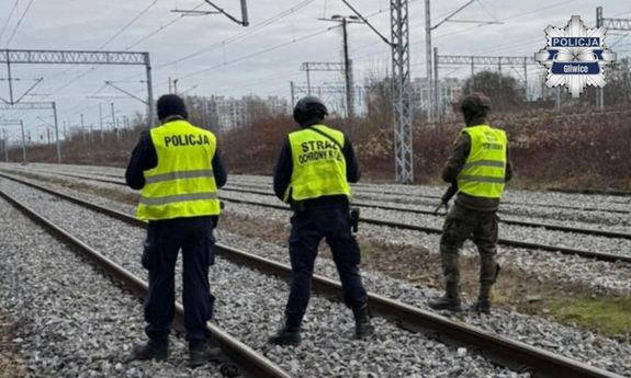 Wspólny patrol zapobiegł tragedii - mężczyzna został uratowany na torach