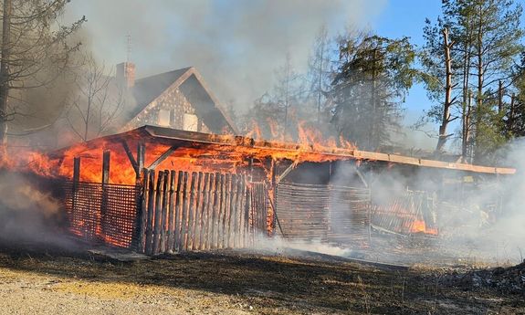 Interwencja służb w związku z pożarem w powiecie krakowskim