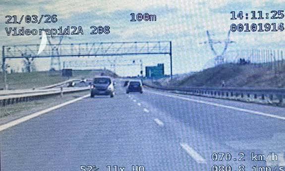 Czołowo na radiowóz – kierowca jechał pod prąd drogą S3