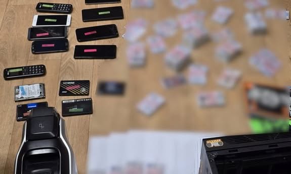 Zatrzymani za wyłudzenia na fałszywe dokumenty – zabezpieczano setki podrobionych dowodów osobistych oraz sprzęt do ich produkcji