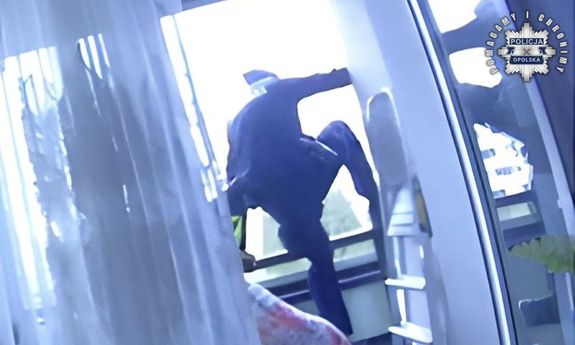 Weszli do mieszkania przez balkon, by ratować życie nieprzytomnego mężczyzny