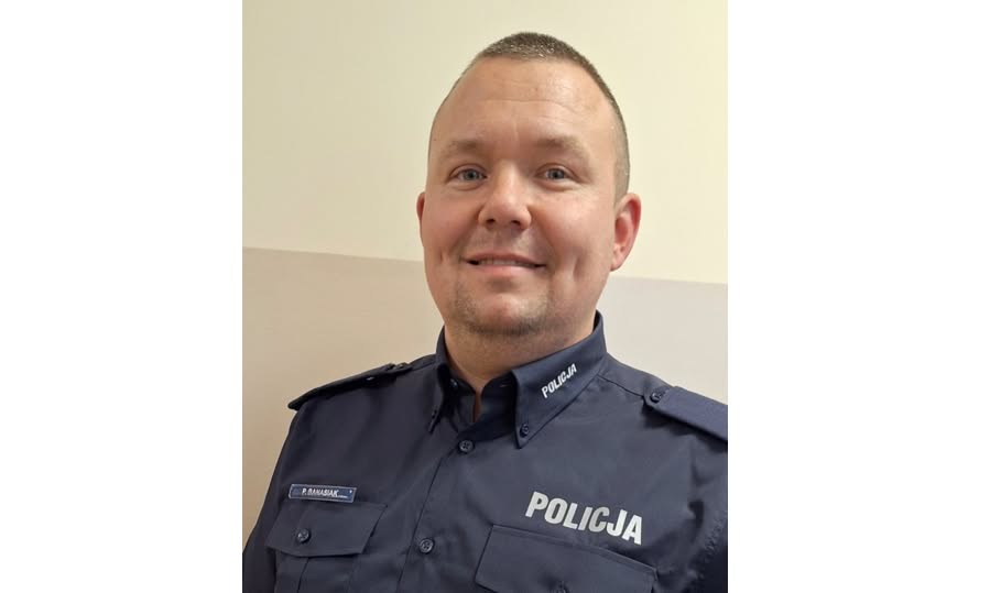 70- letnia kobieta upadła i straciła przytomność, w pobliżu był policjant, który podjął Resuscytację Krążeniowo- Oddechową