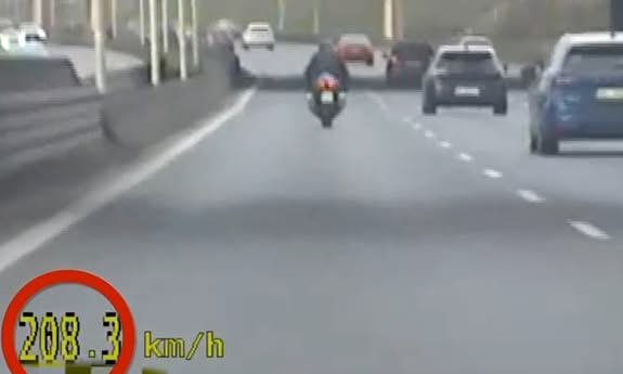 Rażące przekroczenie prędkości na trasie S8 - motocyklista zatrzymany przez policjantów z Pruszkowa