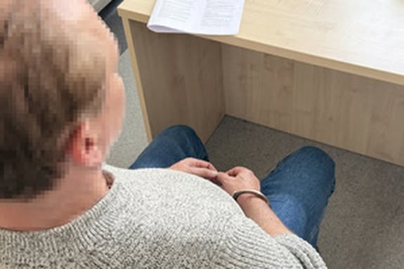 Miał naprawiać usterki elektryczne, a plądrował mieszkania