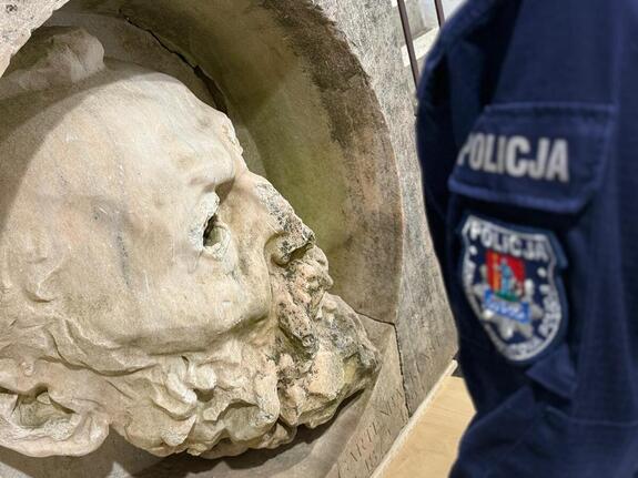 Po 25 latach wróciła do domu. Kryminalni z Ostródy odzyskali skradzioną płaskorzeźbę