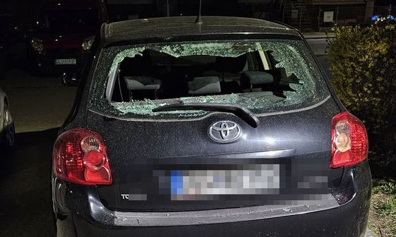 Trzech pijanych nastolatków wybiło szybę w aucie – po chwili zostali zatrzymani