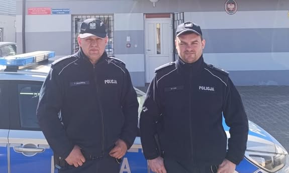 Dzielnicowi pomogli kobiecie, która nie mogła o własnych siłach wyjść z zadymionego domu