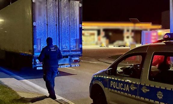 Pościg za skradzioną ciężarówką. Szybka akcja policjantów zakończona zatrzymaniem