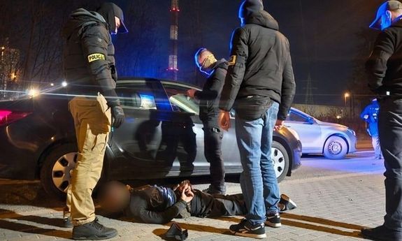 Złodziejski rajd zakończony na drzewie. Kryminalni z Poznania zatrzymali włamywaczy