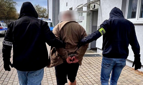 Podpalił opony, ogień zagroził budynkom w pobliżu – trafił w ręce policjantów