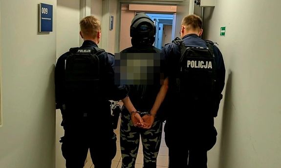 Podpalił wiatę, a ogień zniszczył 9 pojazdów. Szybka akcja kryminalnych