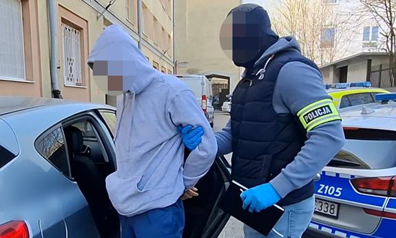 Zaatakowali pokrzywdzonego, grozili pałką teleskopową i gryfem od hantli