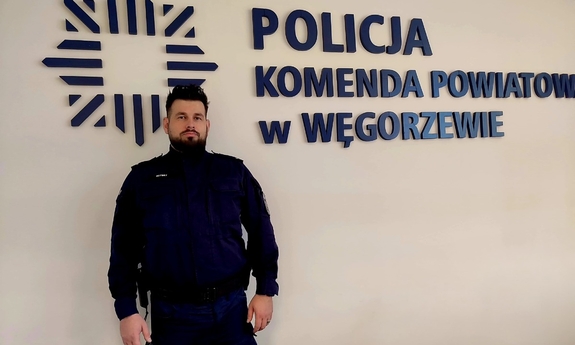 W czasie wolnym ruszył na pomoc. Policjant wyprowadził kobietę z zadymionego mieszkania
