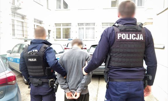 Krakowscy policjanci zatrzymali 16-latka i 17-latka odpowiedzialnych za rozboje