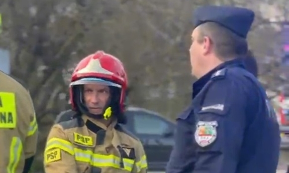 Policjanci wracając z zabezpieczenia gasili palący się dom