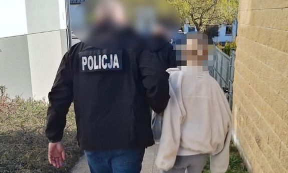 Poszukiwana listem gończym 42-latka ukryła się przed policjantami w szafie