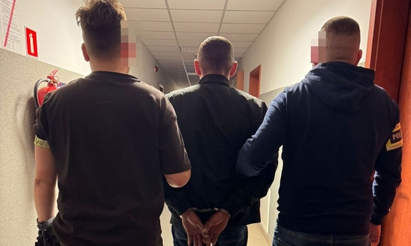 Przyjechał pijany po dziecko do przedszkola. 37-latek został wydalony z Polski