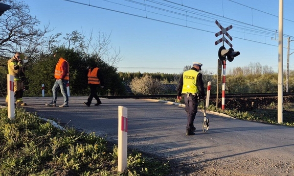 Niebezpieczne zdarzenie na przejeździe kolejowym w Turowie