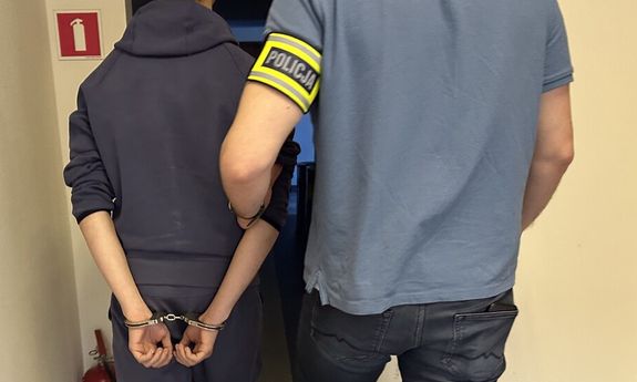 Nieletni odpowiedzą za rozbój na 14-latku i pobicie jego ojca. Poszło o koszulkę innego klubu piłkarskiego