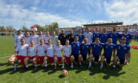 Reprezentacja polskiej Policji kobiet i mężczyzn wygrywa i pomaga