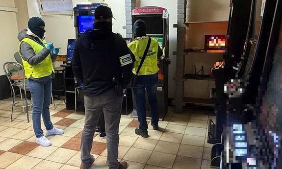 Skuteczne uderzenie w nielegalny hazard. Kolejne automaty zabezpieczone, tym razem w Jeleniej Górze