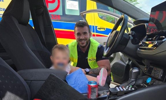 Policjanci wybili szybę w samochodzie, by ratować małe dziecko