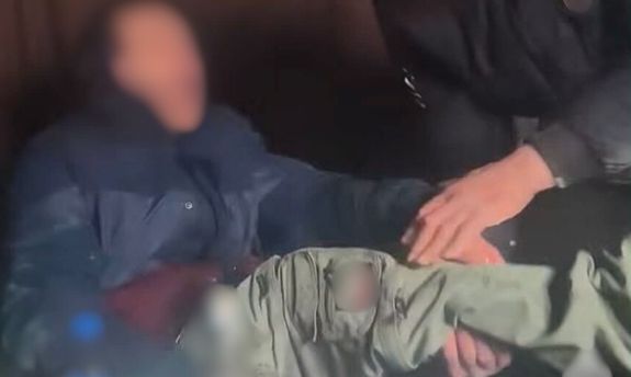W sieci pojawił się film, na którym agresor bije mężczyznę - policjanci dotarli do wszystkich uczestników libacji. Materiały zostały przekazane do prokuratury