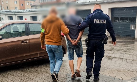Pięciu podejrzanych o wymuszenie rozbójnicze zatrzymanych przez policjantów