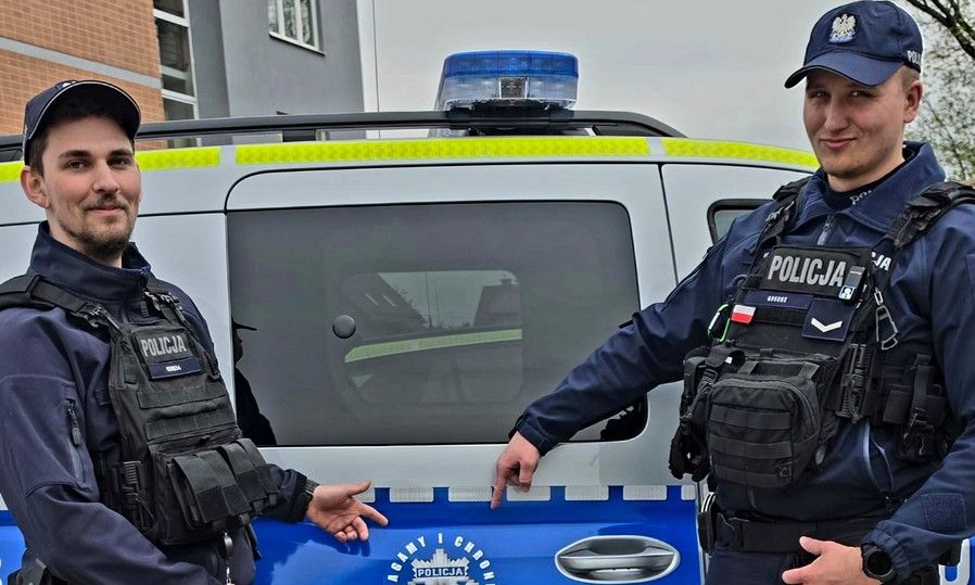 Policjanci uratowali 73-letniego mężczyznę, który leżał w wodzie przez 3 godziny