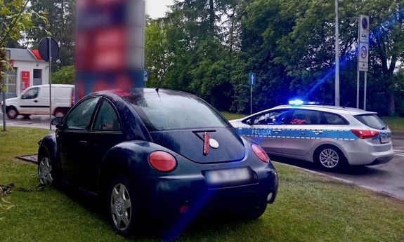 Uderzyła w pylon stacji paliw i uciekła. Zareagował policjant będący po służbie