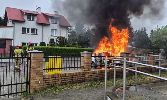 Policjant uratował 40-latka. Po chwili samochód stanął w płomieniach