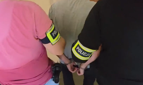 Senior z Ełku omal nie stracił 108 tysięcy złotych. Policjanci zatrzymali oszusta
