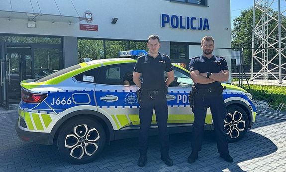 Policjanci uratowali seniora z płonącego mieszkania
