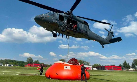 Policyjni lotnicy i Black Hawk wspierają strażaków - wspólne ćwiczenia na poligonie Akademii Pożarniczej