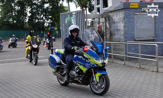 Policjant z sosnowieckiej „drogówki” podczas urlopu udzielił pomocy kobiecie
