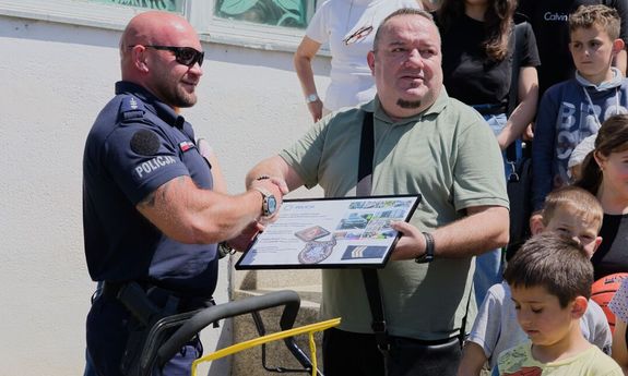 Funkcjonariusze WRD KMP w Rzeszowie wsparli szkołę w Kosowie