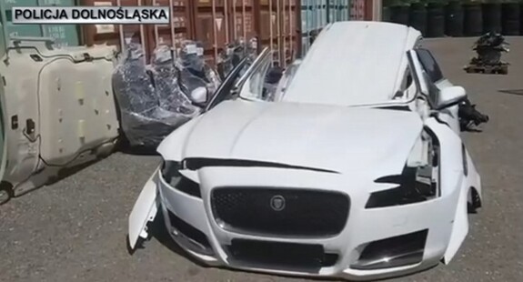 Policjanci zlikwidowali „dziuplę” samochodową z częściami pochodzącymi ze skradzionych luksusowych aut