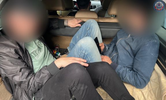 Ośmiu pasażerów w samochodzie. Kierowca stracił prawo jazdy